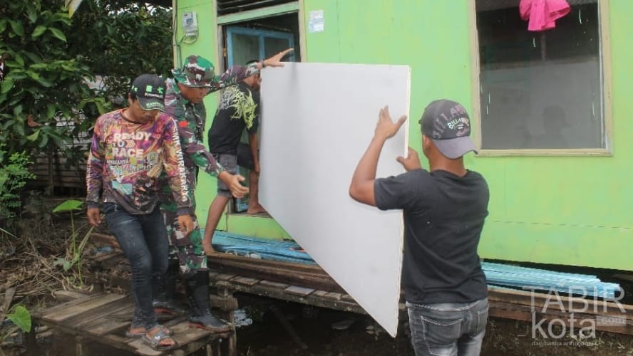 Satgas TMMD Kodim 1012/Buntok bersama Warga Gotong Royong Angkut Material Pembangunan RTLH