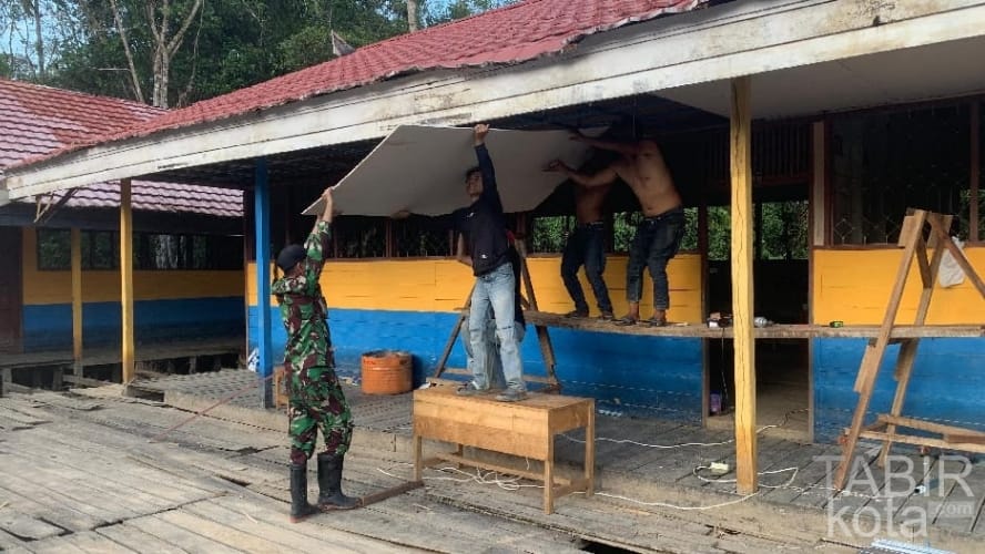 Dukung Pendidikan Berkualitas, Satgas TMMD Kodim 1012/Buntok Renovasi SDN 2 Karau Kuala