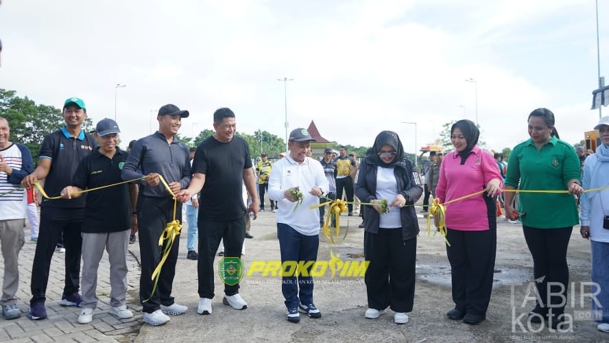 Bupati Tapin bersama Ketua TP-PKK Buka Bazar UMKM Dekranasda