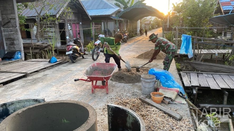 Angkut Material, Satgas TMMD Kodim 1012/Buntok Maksimalkan Alat Manual