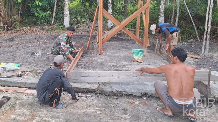 Satgas TMMD Kodim 1012/Buntok Bangun Tembok Kran Air di Wungkur Baru
