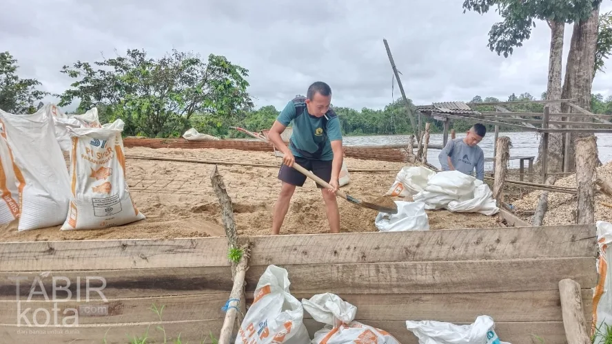 Satgas TMMD Kodim 1012/Buntok Manfaatkan Karung Bekas Sebagai Pengangkut Material Jalan