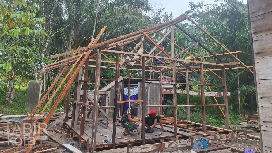 Renovasi RTLH, Satgas TMMD Kodim 1012/Buntok Pasang Rangka dan Atap