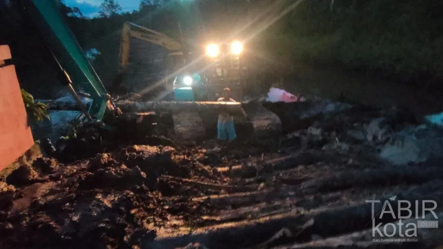 Kerja Lembur, Satgas TMMD Kodim 1012/Buntok Manfaatkan Penerangan Lampu Excavator