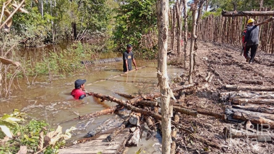 Kejar Target Pemasangan Cerucuk, Satgas TMMD Kodim 1012/Buntok Basah-basahan di Medan Ekstrem