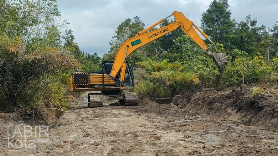 Keruk Tepi Jalan di Wungkur Baru, Satgas TMMD Kodim 1012/Buntok Kerahkan Excavator