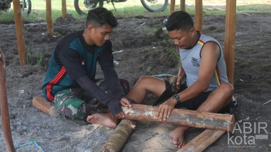 Dansatgas TMMD Kodim 1012/Buntok Apresiasi Personel dan Warga dalam Persiapan Pembangunan Kandang Ayam