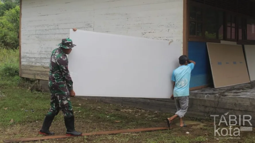 Renovasi SMPN 4 Karau Kuala, Satgas TMMD Kodim 1012/Buntok dan Warga Angkut Material