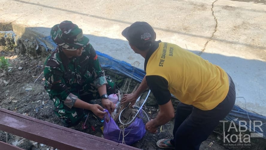 Satgas TMMD Kodim 1012/Buntok Gelar Aksi Gotong Royong Bersih-Bersih Lingkungan bersama Warga