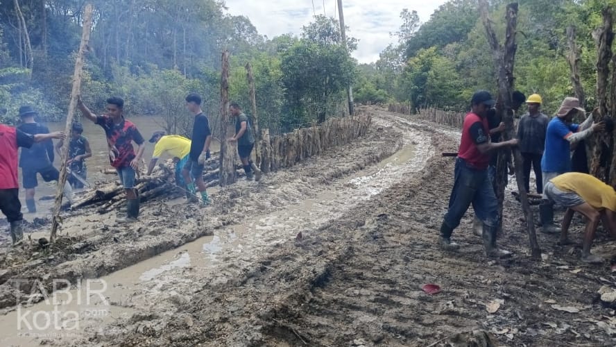 Optimalkan Pembangunan, Satgas TMMD Kodim 1012/Buntok Kolaborasi bersama Warga dan Operator Alat Berat