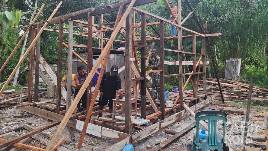 Progres Renovasi RTLH, Satgas TMMD Kodim 1012/Buntok bersama Warga Pasang Rangka Kayu