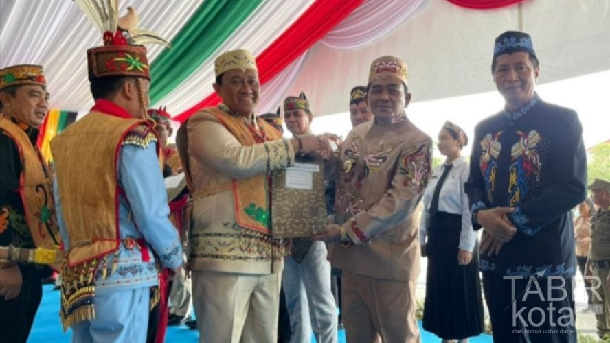 Hadiri HUT ke-68 Kalteng di Palangka Raya, Wabup Barsel Harap Masyarakat Rawat Keberagaman Budaya