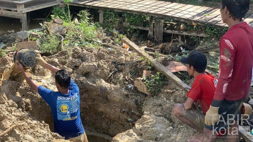 Bantu Penyediaan Air Bersih, Satgas TMMD Kodim 1012/Buntok Gelar Penggalian Sumur
