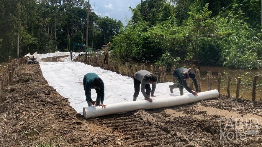 Satgas TMMD Kodim 1012/Buntok Lanjutkan Pemasangan Geotekstil di Talio