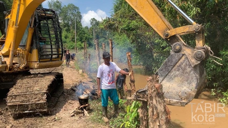 Pemasangan Cerucuk, Satgas TMMD Kodim 1012/Buntok Gotong Royong bersama Warga
