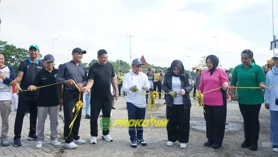 Bupati Tapin bersama Ketua TP-PKK Buka Bazar UMKM Dekranasda