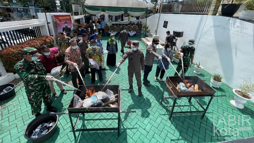 Musnahkan Ribuan Barbuk, Kajari HST: Kasus Narkoba Masih Mendominasi