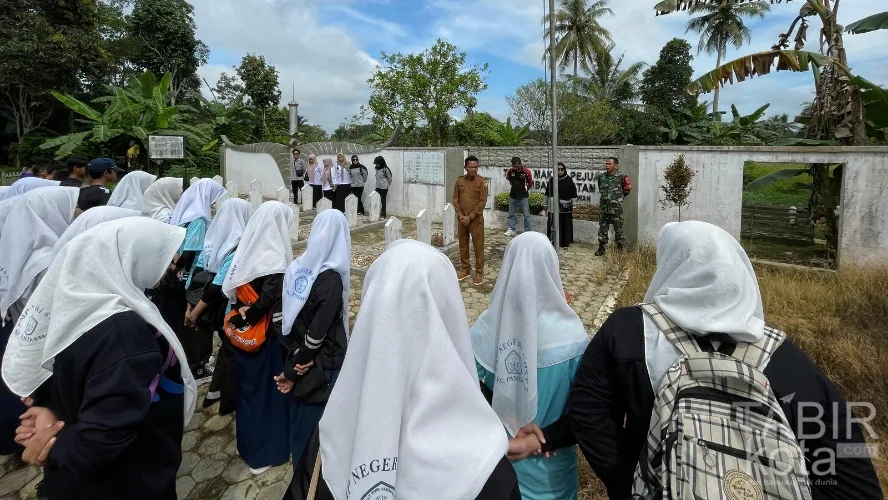 Disdik HST Ajak Murid SMPN 6 Ziarah ke Makam 23 Pejuang Kambat Selatan