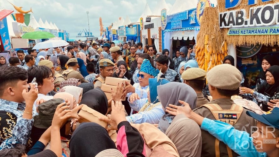 Bupati Kotabaru dan Ketua TP-PKK Bagikan Hidangan kepada Masyarakat di Puncak Harjad ke-75 Kabupaten