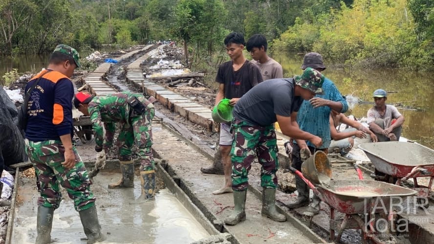Satgas TMMD Kodim 1012/Buntok Gencarkan Pengecoran Jalan di Talio