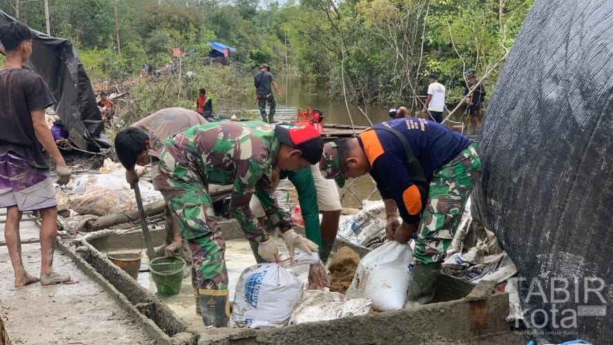 Lanjutkan Pengecoran Jalan di Desa Talio, Satgas TMMD dan Warga Kompak