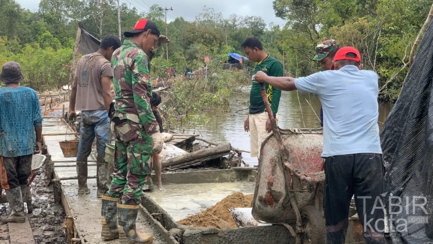 Distribusikan Adukan Semen di Talio, Satgas TMMD Manfaatkan Angkong