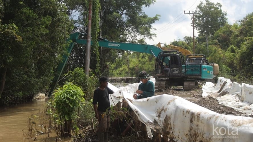 Percepat Pembangunan Jalan, Satgas TMMD Kodim 1012/Buntok Kerahkan Alat Berat