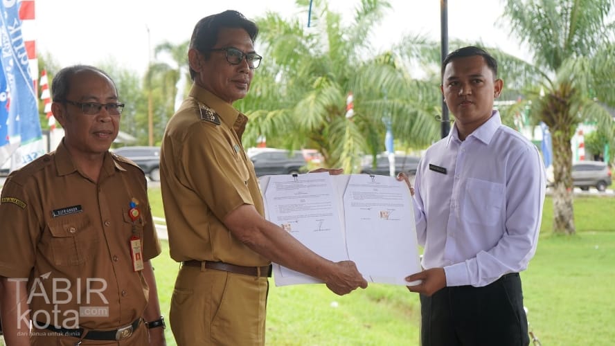 Serahkan SK CPNS dan PPPK Formasi 2024, Wabup Balangan Dorong Pegawai Berinovasi
