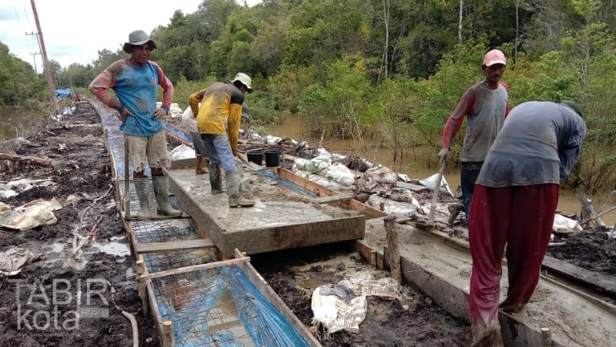 Tahap Akhir Pengecoran Jalan, Satgas TMMD Kodim 1012/Buntok Gotong Royong bersama Masyarakat
