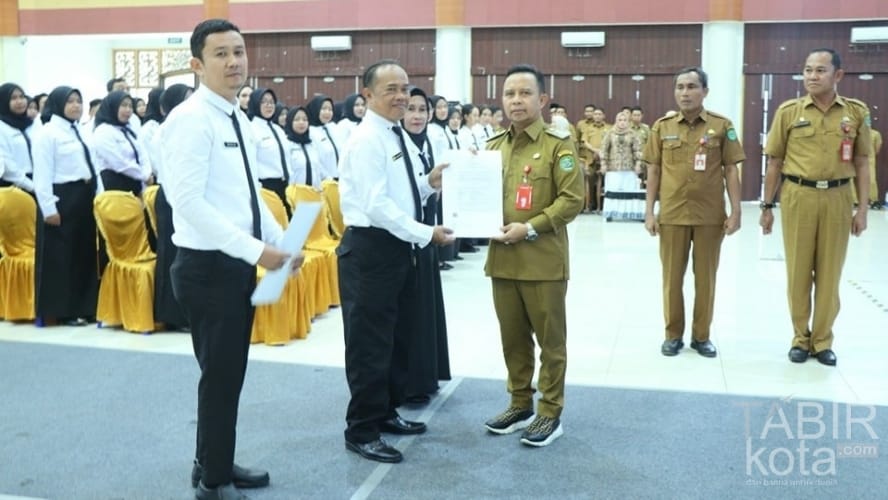 Lantik PPPK Formasi 2024, Bupati Tapin Ingatkan Pentingnya Koordinasi dengan Pimpinan