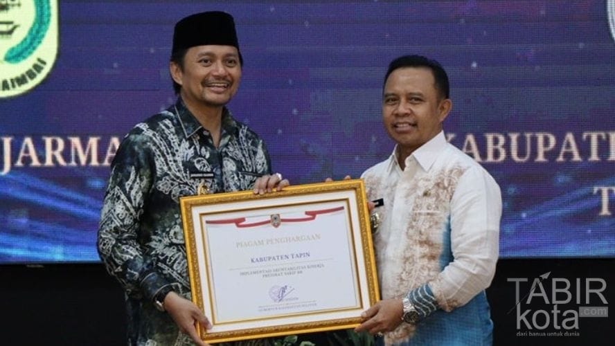 Membanggakan! Bupati Tapin Terima Dua Penghargaan Sekaligus dari Kemenpan RB