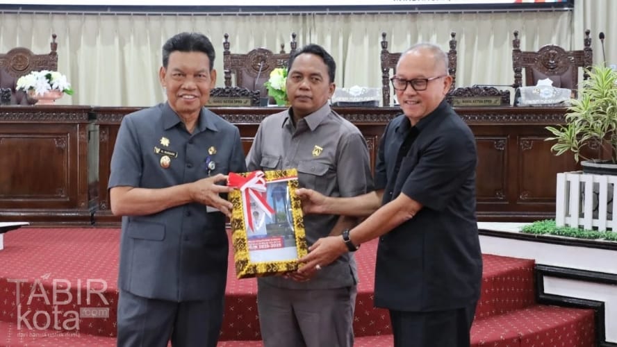 Hadiri Paripurna DPRD, Wabup HSS Tekankan Pentingnya RPJMD Sebagai Arah Pembangunan Daerah