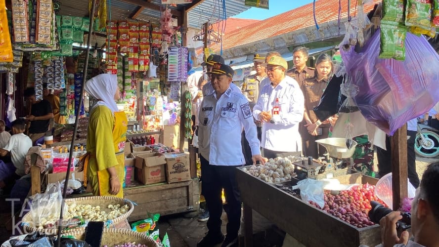 Jelang Idul Adha 1446 H, Bupati Tapin Pantau Harga Bapokting di Pasar Keraton