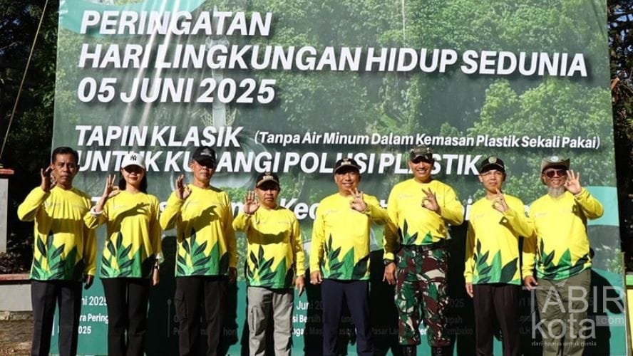 Peringatan Hari Lingkungan Hidup Sedunia, Bupati Tapin Pimpin Penanaman Pohon Produktif Endemik