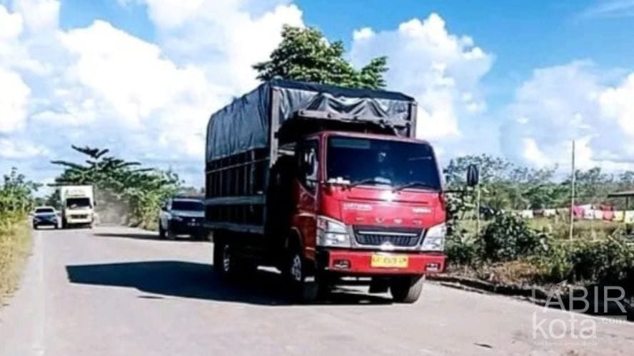 Respon Cepat Keluhan Masyarakat, Pemkab Barsel Perbaiki Jalan Rusak di Pararapak