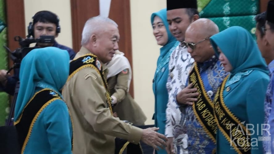 Harganas ke-32, Gubernur Kalsel Kukuhkan Bupati dan Ketua TP PKK Kotabaru sebagai Ayah Bunda GenRe