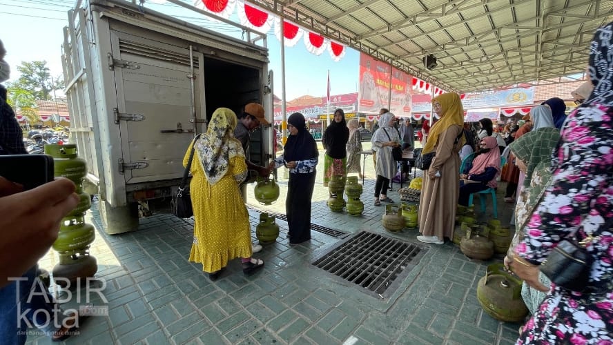 Peringati Hari Bhayangkara, Polres HST Gelar Bakti Kesehatan dan Pasar Murah