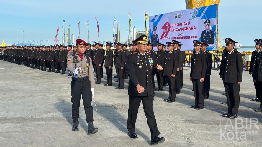 Polres Kotabaru Gelar Upacara Peringatan Hari Bhayangkara ke-79 di Siring Laut