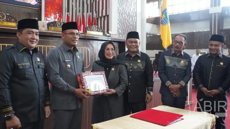 Paripurna DPRD, Wabup Kotabaru Sampaikan Nota Keuangan dan RAPBD-P TA 2025