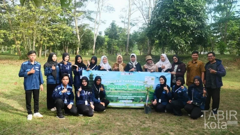 Aksi Penghijauan, Mahasiswa STIKes Intan Martapura Tanam Pohon di Kebun Raya Banua