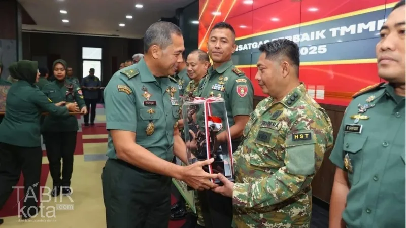 Sukses Dukung TMMD, Bupati HST Terima Penghargaan dari KASAD TNI