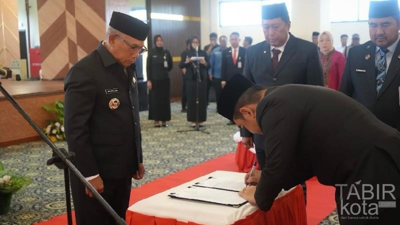 Lantik Sekda, Bupati Kotabaru Harap Tingkatkan Pengawasan dan Pelaksanaan Kerja Perangkat Daerah