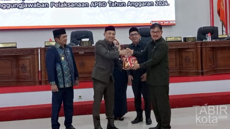 Paripurna ke-23, Bupati Barsel Serahkan Raperda Pertanggungjawaban APBD 2024