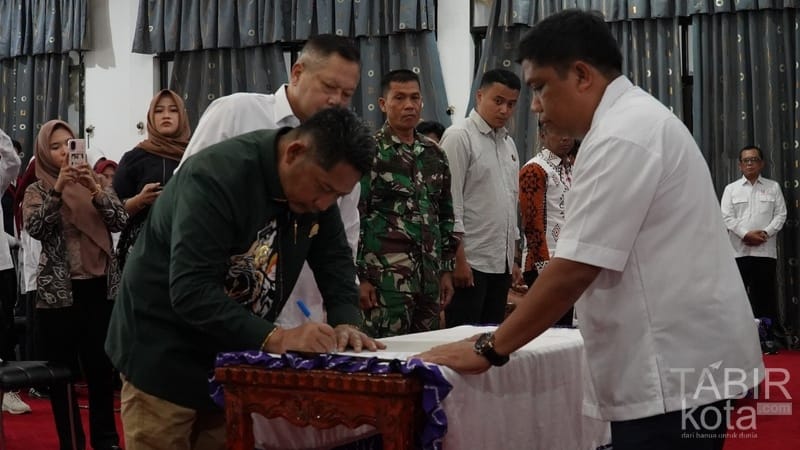 Hadiri Pelantikan Pengurus PMI HST, Bupati Tegaskan Pengabdian untuk Masyarakat