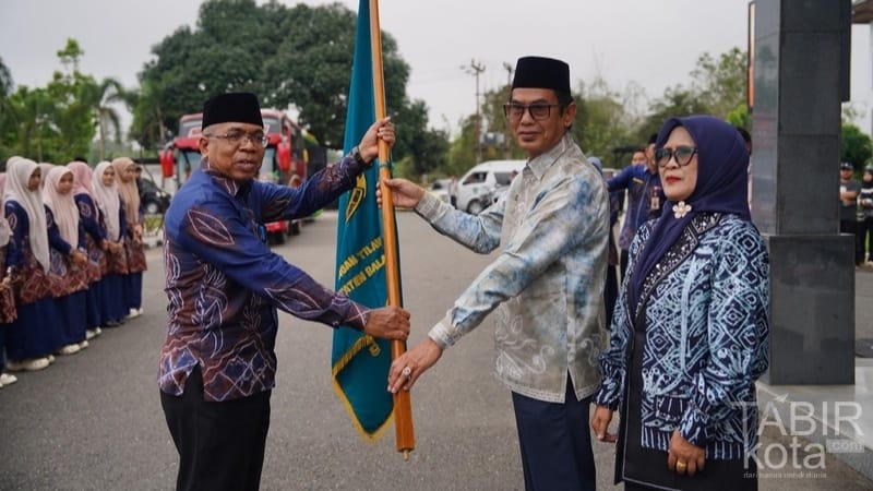 Lepas Kafilah MTQ Tingkat Provinsi, Wabup Balangan Janjikan Umroh untuk Juara Satu, Dua dan Tiga