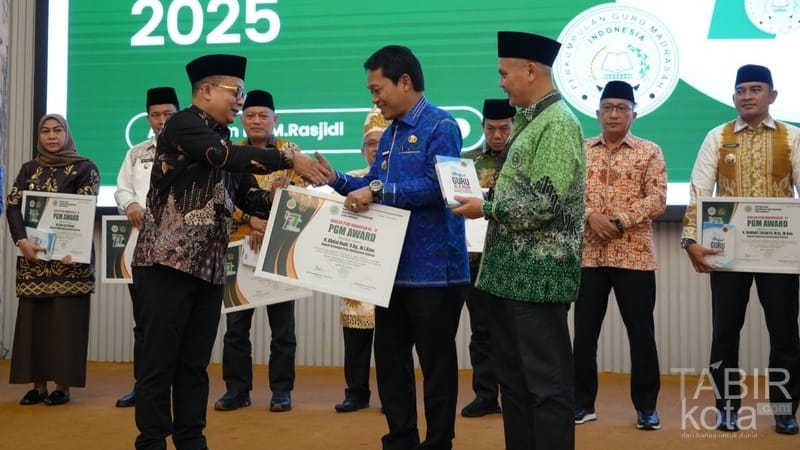 Berkontribusi Perkuat Eksistensi Guru Madrasah, Bupati Balangan Terima PGM Award 2025