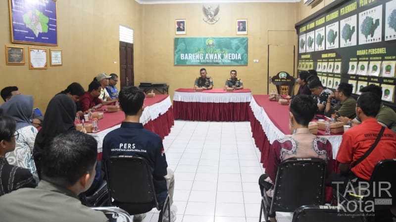 Pamit Pindah Tugas, Dandim 1002/HST Beri Penghargaan kepada Jurnalis