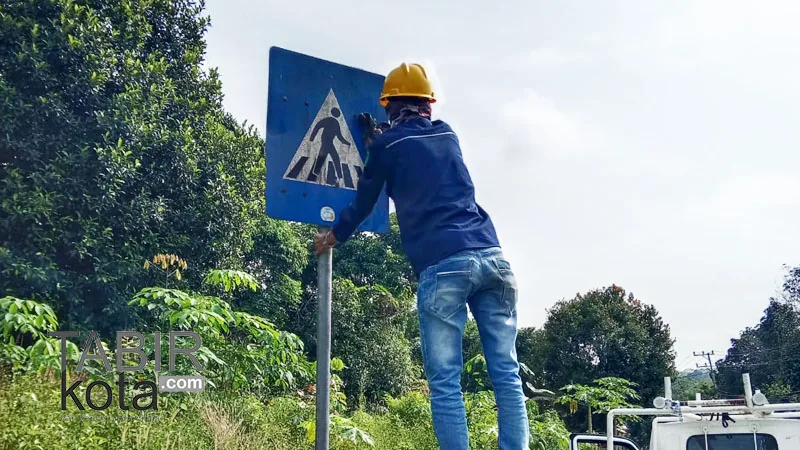 Tingkatkan Keselamatan Berlalu Lintas, Pemkab Balangan Inventarisasi dan Bersihkan Rambu Lalin