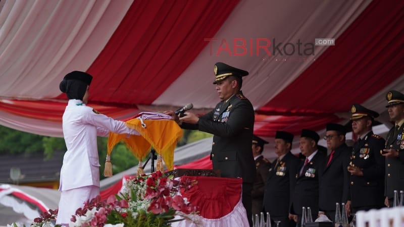 Perdana, Dandim 1002/HST Pimpin Upacara Penurunan Bendera di Lapangan Dwi Warna