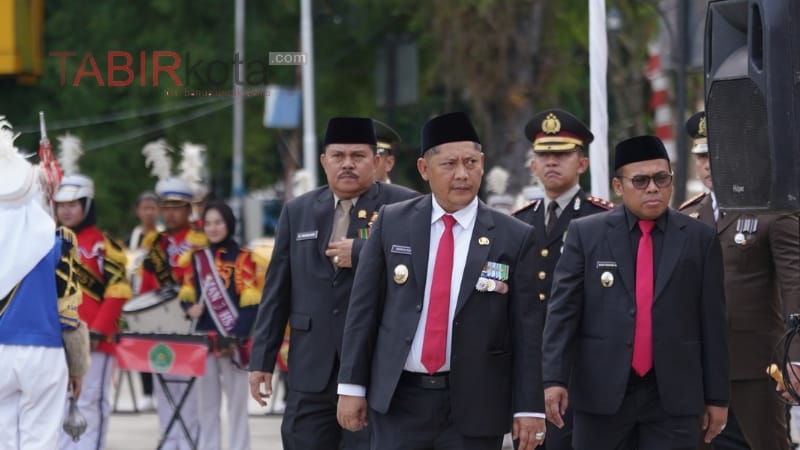 Hadir di Upacara Penurunan Bendera, Bupati HST Tekankan Jaga Persatuan dan Kesatuan